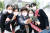 국민의힘 당 대표 선거에 출마한 이준석 전 최고위원(앞줄 왼쪽 셋째)이 24일 대구를 방문해 경북대학교 학생들과 기념사진을 찍고 있다. 뉴스1