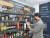 한 고객이 GS25의 와인25플러스 플래그십스토어 1호점 서울 역삼홍인점 매장에서 하드리쿼 주류를 살펴보고 있다. [사진 GS리테일]