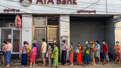 "현금 뽑는데 몇시간" 비상식량 챙겨 줄섰다, 미얀마 대혼돈