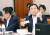 김진태 전 자유한국당 의원이 2019년 9월 6일 오후 서울 여의도 국회에서 진행된 조국 법무부 장관 후보자 인사청문회에서 조 후보자 가족관계증명서를 찢고 있다.