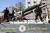 이슬람 성전 군사조직인 사라야 알-쿠드 전사들이 지난 29일 가자 시티에서 열린 퍼레이드에서 차량에 탑재한 베이더(Bader) 3 로켓을 지키고 있다. AFP=연합뉴스
