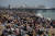 지난달 30일(현지시간) 영국 남부 해안 브라이튼 비치에서 휴양객들이 일광욕을 즐기고 있다. [AP=연합뉴스]