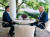 문재인 대통령이 지난달 21일(현지시간) 백악관에서 조 바이든 미국 대통령과 크랩케이크로 오찬을 하며 대화하고 있다. [연합뉴스]