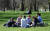 지난달 31일(현지시간) 영국 런던의 세인트제임시스 공원에 모인 사람들. 모두 마스크를 착용하지 않았다. [EPA=연합뉴스]