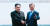 문재인 대통령과 김정은 북한 국무위원장이 2018년 4월 판문점에서 만나 악수하고 있다. [중앙포토]