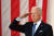 바이든 대통령이 31일 버지니아주 알링턴 국립묘지에서 열린 메모리얼데이 기념식에서 연설 전 경례를 하고 있다.[AFP=연합뉴스]