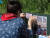 30일 오후 서울 서초구 반포한강공원 수상택시 승강장 인근에 마련된 고(故) 손정민씨 추모 공간에서 시민들이 고인을 추모하고 있다. 뉴스1