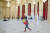 세계어린이날인 6월 1일 루마니아 소녀가 수도 부쿠레슈티의 의사당궁전에서 풍선을 가지고 놀고 있다. 이날 만명이 넘는 루마니아 어린이와 어른들이 공산시절 건축된 의사당궁전에서 휴일을 즐겼다. AP=연합뉴스