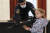 세계어린이날인 1일 루마니아 수도 부쿠레슈티의 의사당궁전을 방문한 어린이가 경찰의 총기를 들고 포즈를 취하고 있다. AP=연합뉴스