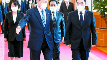 [사진] 문 대통령, 김오수 신임 검찰총장에 임명장