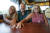 미국 플로리다에 사는 데비 닐스트릭랜드(56·왼쪽)이 최근 남편 짐 머스(가운데)의 전 부인 밀레인 머스(59)에게 자신의 신장을 기증했다. AP=연합뉴스