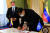  니콜라스 마두로(오른쪽) 대통령이 데이비드 비즐리(왼쪽) 유엔(UN) 세계식량기구(WFP) 사무총장과 파견소 설립을 위한 서명을 하고 있는 모습. 미국이 오랫동안 요구해왔던 일이다. AFP=연합뉴스