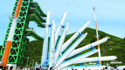 [사진] 한국 첫 발사체 ‘누리호’ 똑바로 섰다