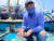 지난달 27일 제주도 모슬포항의 배위에서 어민이 갓 잡은 자리돔을 들어보이고 있다. 최충일 기자