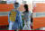 2일 오후 광주 북구보건소 선별진료소에서 의료진이 아이스팩을 몸에 두르고 코로나19 검사를 받는 시민을 안내하고 있다. 연합뉴스