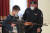 세계어린이날인 1일 루마니아 수도 부쿠레슈티의 의사당궁전을 방문한 어린이가 경찰의 총기를 들고 포즈를 취하고 있다. AP=연합뉴스