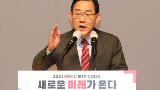 주호영 “참모에 둘러싸인 벌거숭이 임금님”…文대통령 직격
