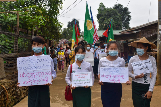 지난달 5일 미얀마 카친주 한 도시에서 학생들이 군사 쿠데타에 반대하는 민주화운동을 하고 있다. AFP=연합뉴스