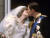 지난 1981년 7월 영국 런던 버킹엄궁에서 찰스 왕세자와 다이애너비가 결혼식에서 키스를 하고 있는 모습. AP=연합뉴스