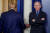 2020년 3월 코로나19 대응 언론 브리핑을 마치고 돌아서는 도널드 트럼프 전 대통령(왼쪽)과 미국 국립 알레르기·전염병 연구소(NIAID)의 앤서니 파우치 소장(오른쪽). [로이터=연합뉴스] 