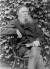 1910년 브로드무어 수용소에서 풀려나기 직전 옥스퍼드 사전을 안고 찍은 윌리엄 마이너의 초상 사진. [사진 그린나래미디어] 