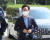 박범계 법무부 장관이 4일 오전 경기 과천시 정부과천청사 내 법무부로 출근하고 있다. 뉴스1