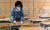 지난 2월 대구 남구 대명동 경북예술고등학교 교사들이 개학을 앞두고 책상 위에 신종 코로나바이러스 감염증(코로나19)를 예방하기 위해 투명 칸막이를 설치하고 있다. 뉴시스