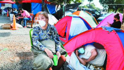 [사진] “식량·약품 달라” 코로나 환자 가족들 텐트 농성