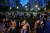 2020년 6월 4일 홍콩 빅토리아 공원에 홍콩 정부의 불허에도 불구하고 천안문 사태 31주년 추모 촛불집회가 열렸다. 공원에 모인 시민들이 촛불을 들고 희생자들을 애도하고 있다. [로이터=연합]