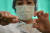 키르기스스탄 비슈케크의 예방접종센터에서 의료진이 러시아산 스푸트니크V 코로나19 백신 접종을 준비하고 있다. AFP=연합뉴스