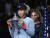 2018년 US오픈에서 나오미 오사카(왼쪽)가 21살의 나이로 세리나 윌리엄스(오른쪽)를 꺾고 메이저대회 첫 정상에 올랐다. 이날 경기에서 있었던 윌리엄스와 심판과의 마찰로 오사카는 경기에서 이기고도 눈물을 흘렸다. [AP=연합뉴스]