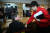 2016년 4월 5일 서울 노원병 총선 후보자 토론회를 앞두고, 안철수 후보와 이준석 후보가 분장실에서 악수하는 모습. 중앙포토