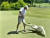 미국 조지아주에 위치한 골프장에서 한 남성이 백조의 공격을 받고 있는 모습. [유튜브 캡처]