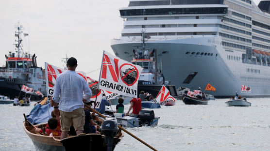 [이 시각] "큰 배는 안돼" 시위 속에 베네치아 떠나는 대형 크루즈