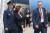 회항 후 전용기에서 내린 해리스 미국 부통령이 언론인들을 향해 두 엄지를 치켜세우고 있다. AP=연합뉴스