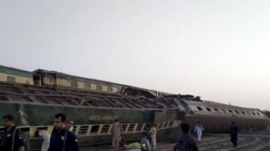 파키스탄 탈선사고, 마주오던 열차와 쾅···"최소 30명 사망" [영상]
