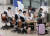 지난달 19일 오후 인천국제공항 제1터미널에서 해외 입국자들이 육군 검역지원단으로부터 안내를 받고 있다. 연합뉴스