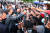 에마뉘엘 마크롱 대통령이 8일 프랑스 남동부의 도시에서 군중과 만나고 있다. [EPA=연합뉴스]