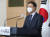 최영삼 외교부 대변인이 지난 8일 정례브리핑을 통해 강제징용 판결과 관련 "앞으로의 동향을 주시하겠다"는 입장을 밝혔다. 전날 "사법 판결과 피해자 권리를 존중하고 한일관계 등을 고려하면서 일본 측과 관련 협의를 지속해 나가겠다"는 입장을 밝혔으나 하루만에 공식 입장의 내용과 톤이 확 달라졌다. [뉴스1]