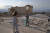8일 아크로폴리스를 찾은 관광객이 에레크테이온을 배경으로 기념사진을 찍고 있다. 아직 아크로폴리스는 한산한 모습이다. AP=연합뉴스