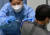 대전의 한 예방접종센터에서 의료진이 어르신에게 백신을 접종하고 있다. 프리랜서 김성태