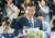 지난 2018년 6·13 지방선거에서 서울시장 당선을 확정 지은 당시 박원순 더불어민주당 후보가 서울 종로구 안국빌딩 선거사무소에서 당선 세리머니를 하고 있다. [중앙포토]