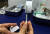 10일 본지 기자가 접종한 코로나19 얀센 백신. 접종을 앞두고 병원 간호사가 백신 접종을 안내하면서 주사기를 보여주고 있다. 문희철 기자
