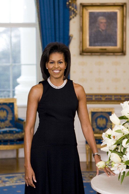 전임 미셸 오바마 여사의 백악관 첫 공식 초상사진. 민소매 차림까지 논란이 됐다. [백악관]