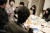 2011년 교육봉사 단체인 '배움을 나누는 사람들' 회의실에서 당시 박근혜 한나라당 비상대책위원장과 이야기를 하고 있는 이준석 대표. [이준석 대표 제공]