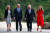 영국을 방문 중인 조 바이든 미국 대통령 부부와 보리스 존슨 영국 총리 부부가 나란히 걷고 있다. [EPA=연합뉴스]