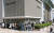 지난해 5월 샤넬이 가격 인상을 예고한 가운데 서울 중구 롯데백화점 본점 명품관 앞에 고객들이 줄을 서고 있다. 사진 연합뉴스