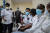 아프리카 케냐에서 의료진들이 신종 코로나바이러스 감염증(코로나19) 백신 접종을 위해 기다리고 있다. [AP=연합뉴스]