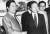 1987년 6월 25일 동교동의 김대중씨를 찾아간 김영삼 민주당 총재가 김대중씨와 악수하고 있다. [중앙포토]