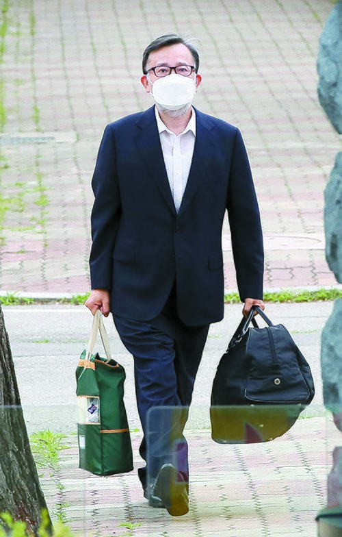 김학의 전 법무부 차관이 10일 7개월 만에 보석으로 풀려나 서울구치소를 나서고 있다. 뉴시스